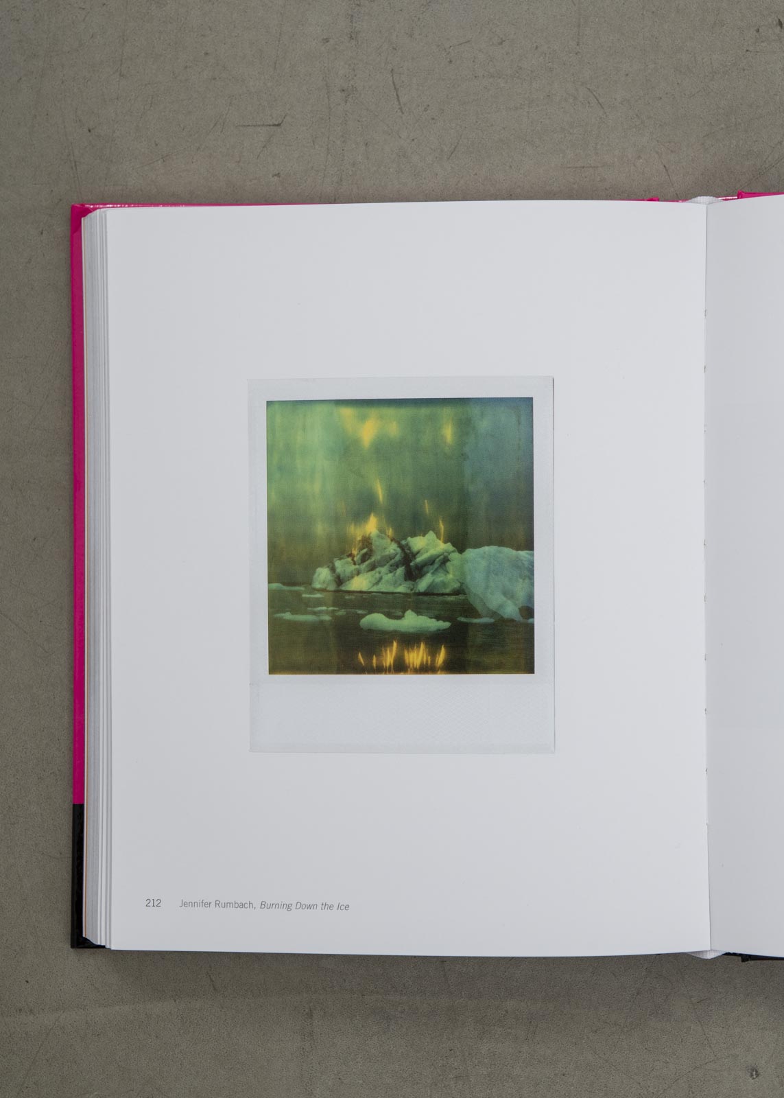 Das Buch Polaroid Now ist im Sommer 2021 erschienen und zeigt internationale zeitgenössische Polaroidkünstler, Jennifer Rumbach Fotografie, Fotografin, Köln