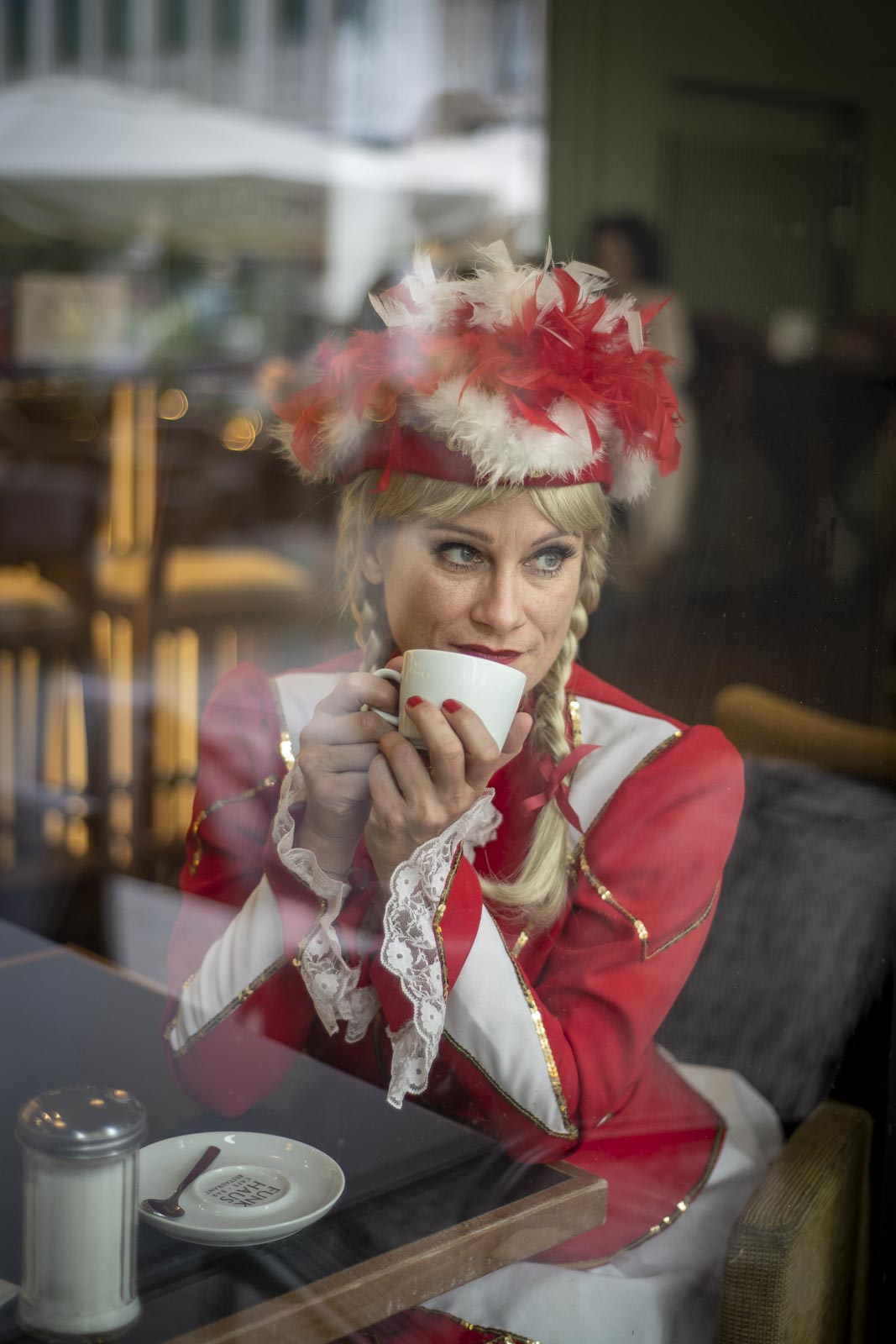 Ein Tanzmariechen im Café Funkhaus beim Kaffee trinken, Jennifer Rumbach Fotografie, Fotograf Köln