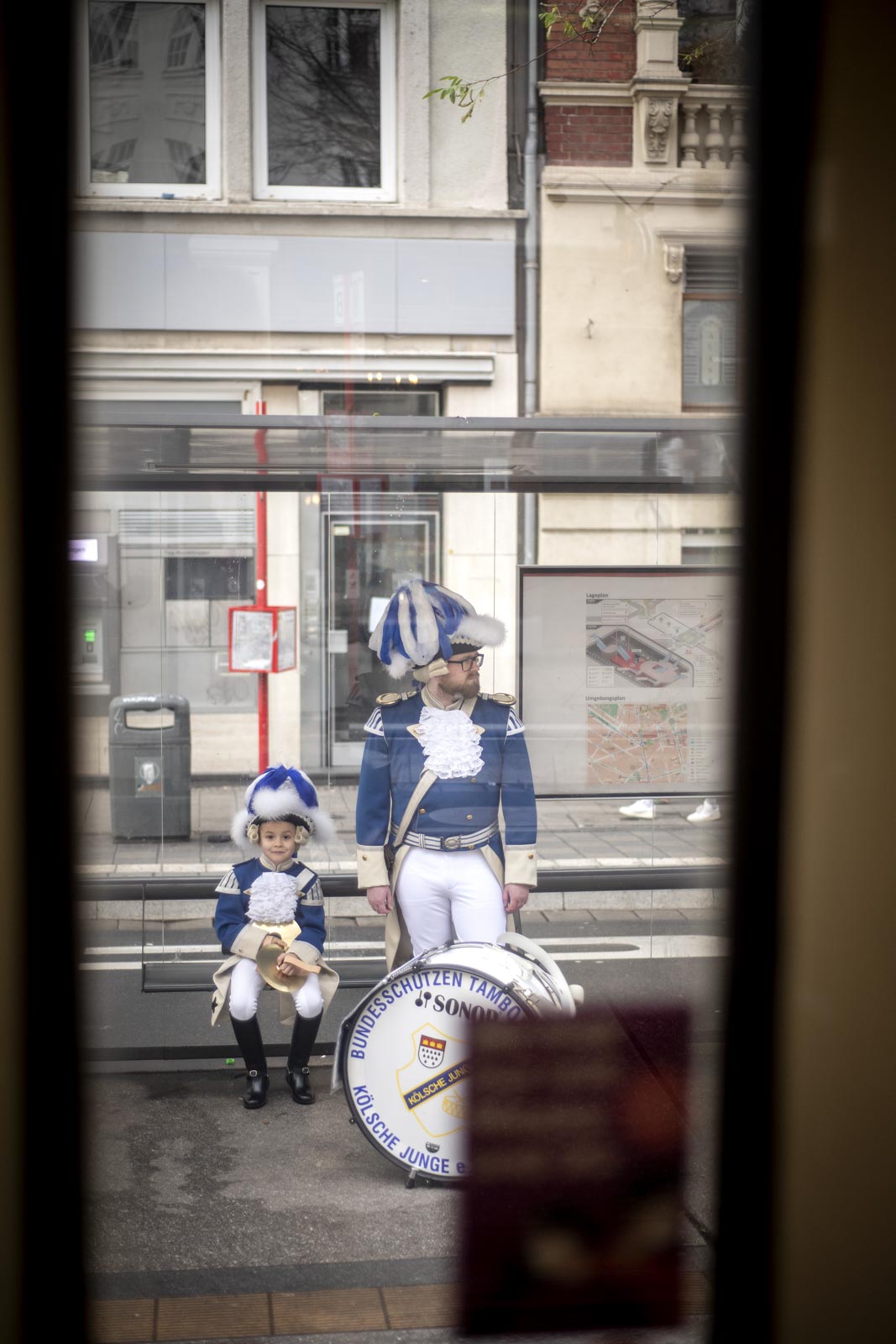 Foto: Zwei "Kölsche Junge" an der Bahnhaltestelle am Chlodwigplatz