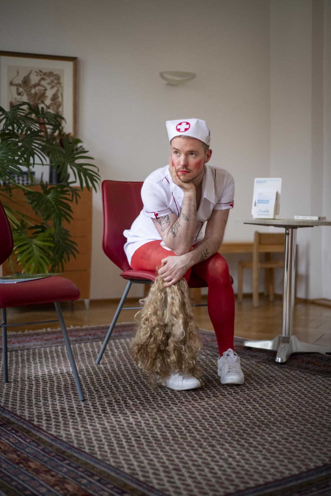Foto: Kostümierte Krankenschwester im Wartezimmer