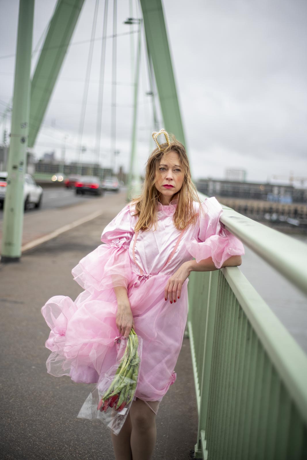 Eine Prinzessin mit Strüssjen auf der Deutzer Brücke, Jennifer Rumbach Fotografie, Fotografin Köln