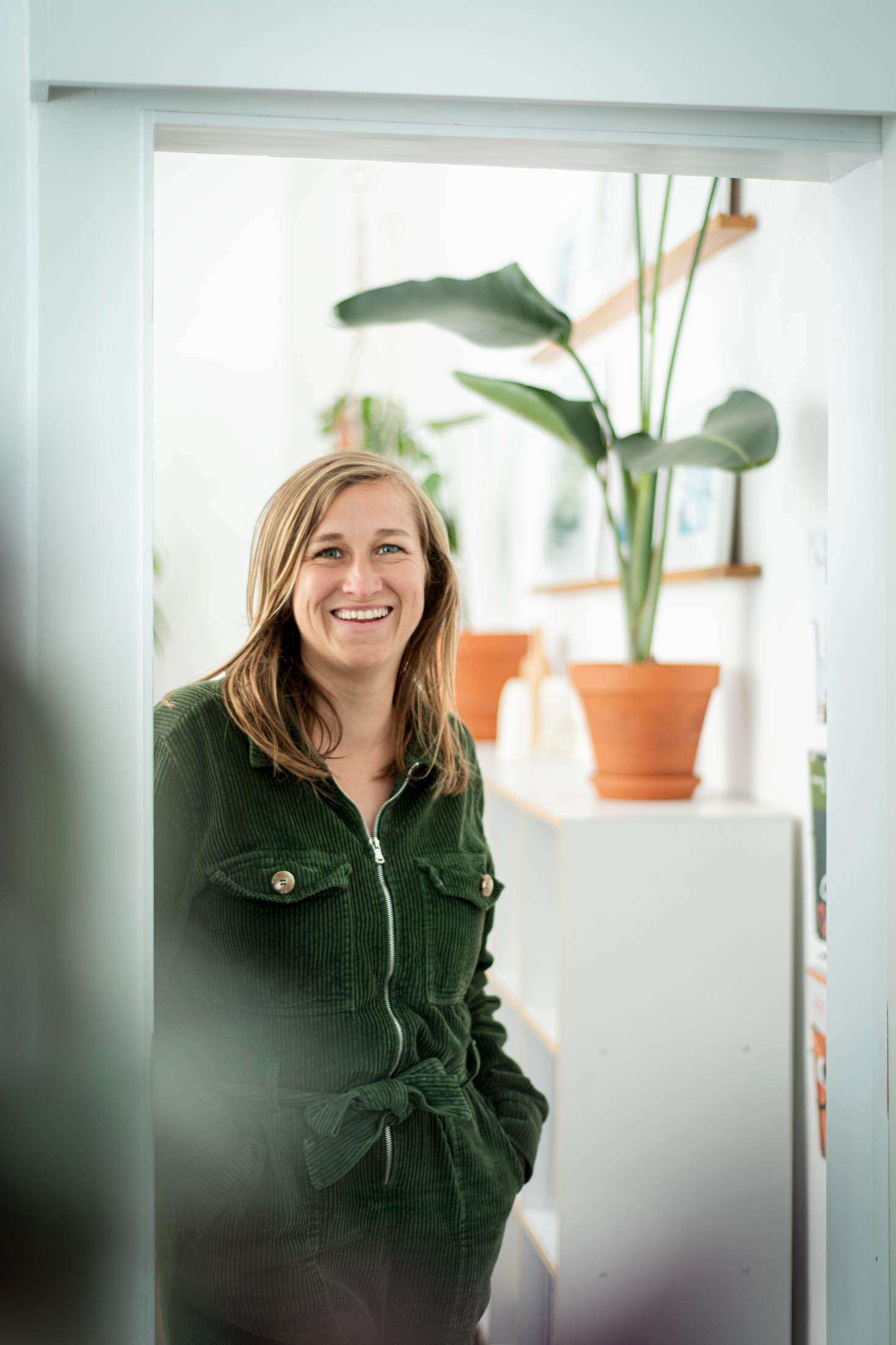 Portrait Frau mit blonden Haaren im Büroumfeld