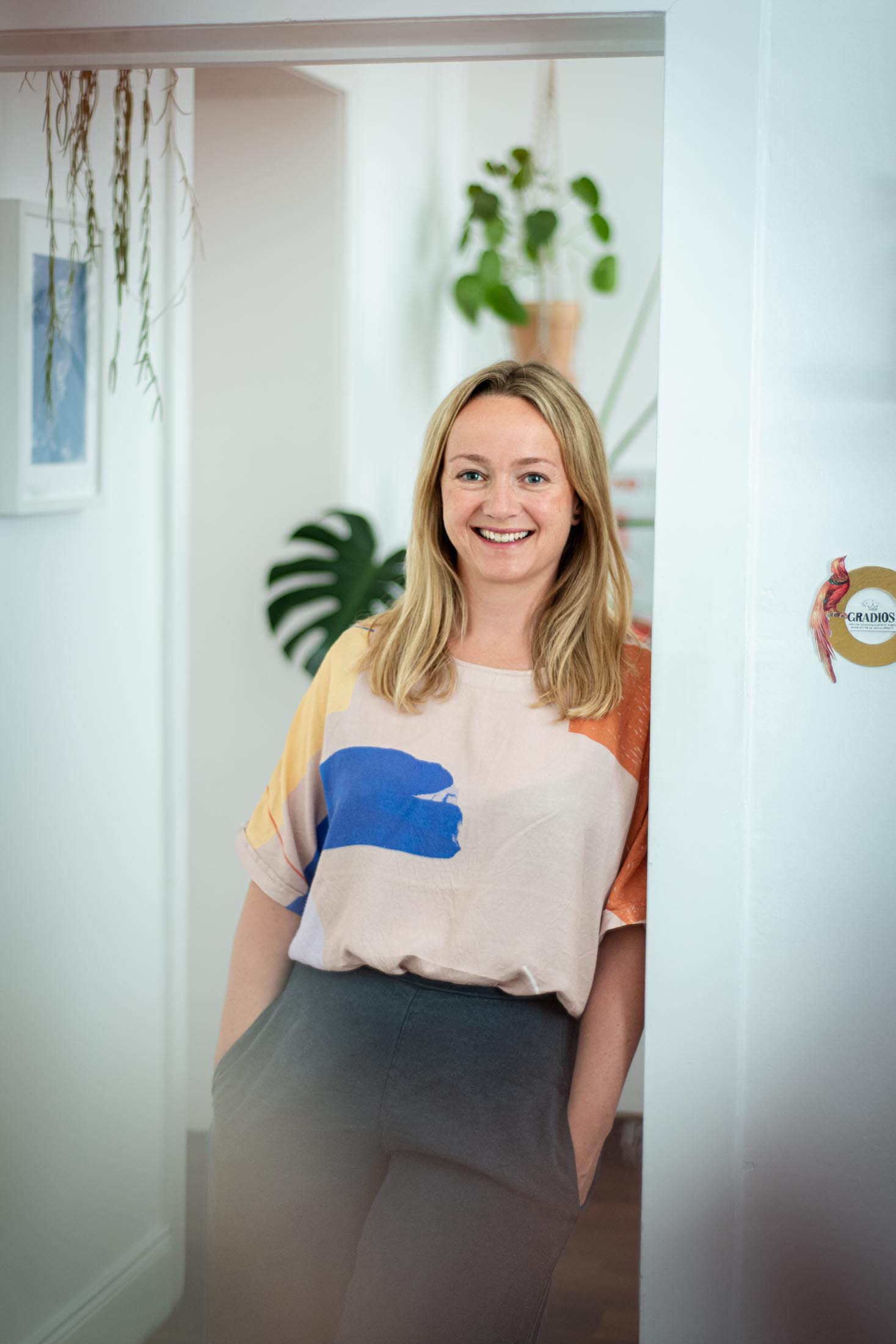 Mitarbeiterin im Türrahmen, Portrait im Büro
