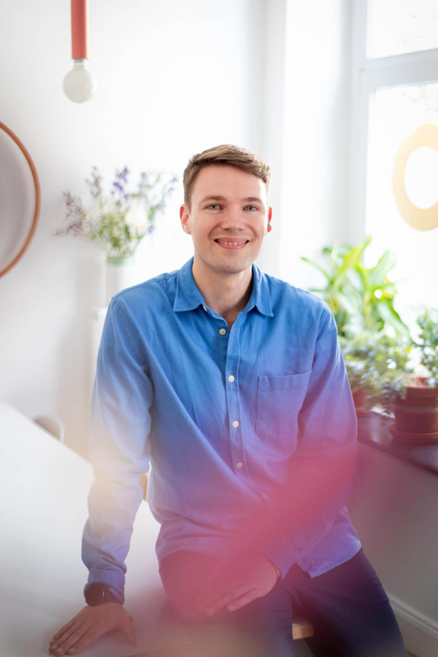 Mitarbeiter Portrait vor hellem Hintergrund im Büro