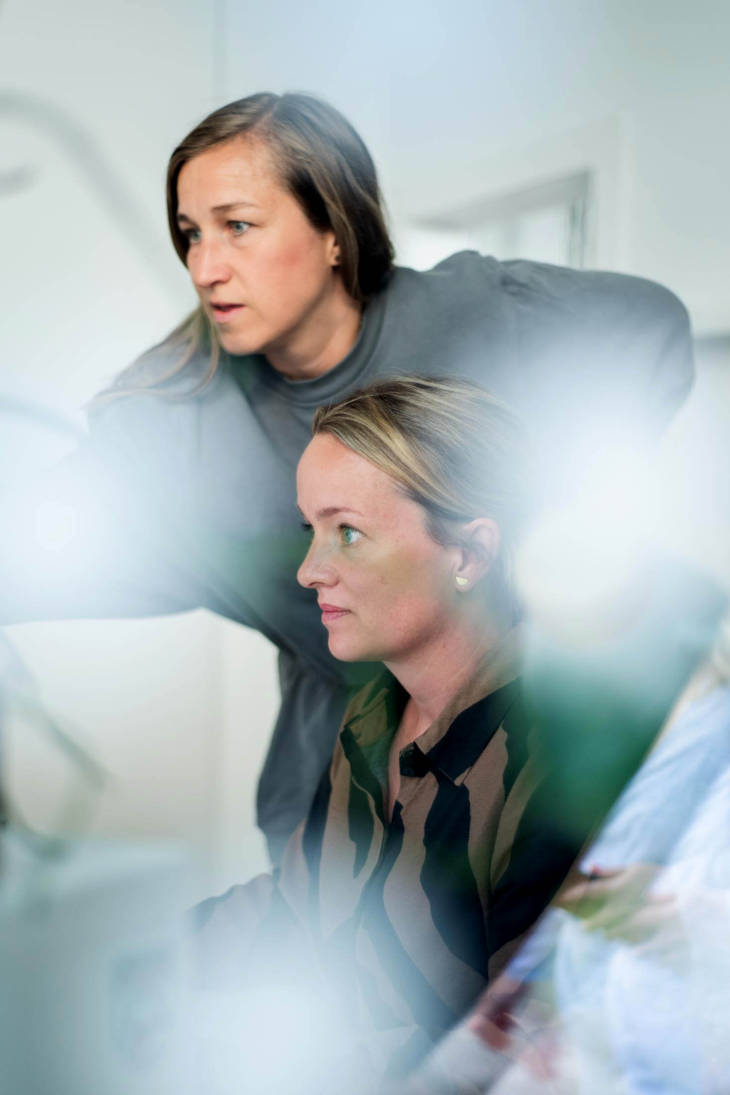 Zwei Frauen besprechen etwas am Computer