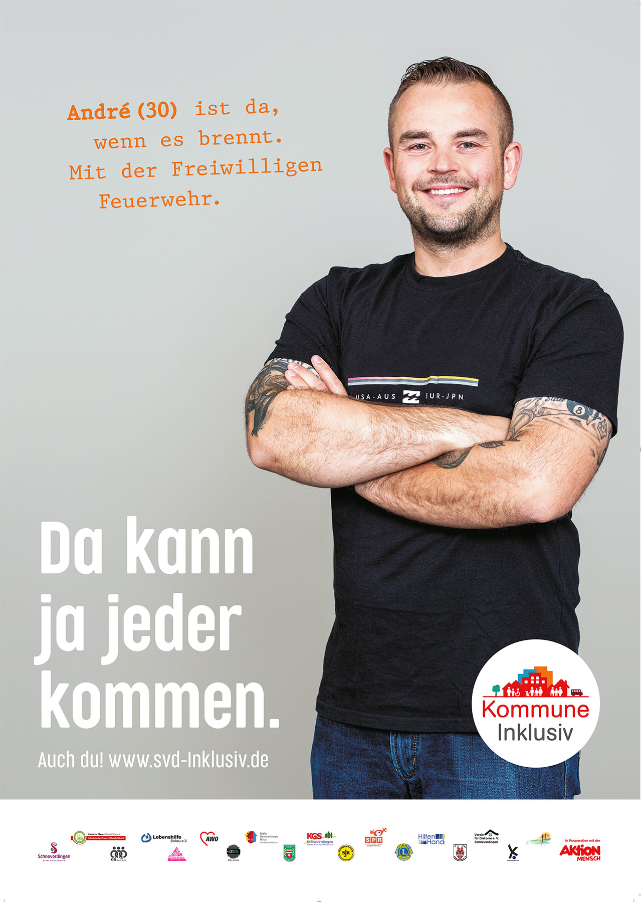 Mann mit verschränkten Armen vor hellem Hintergrund, Kampagnenmotiv mit Text