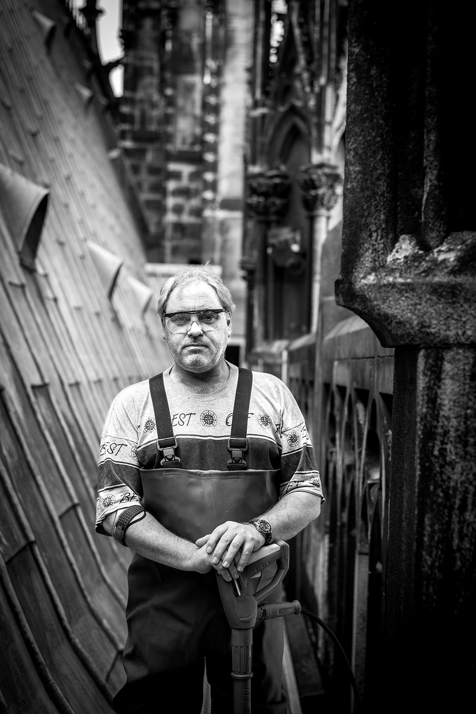 Schwarzweiß Portrait eines Handwerkers mit Schutzbrille