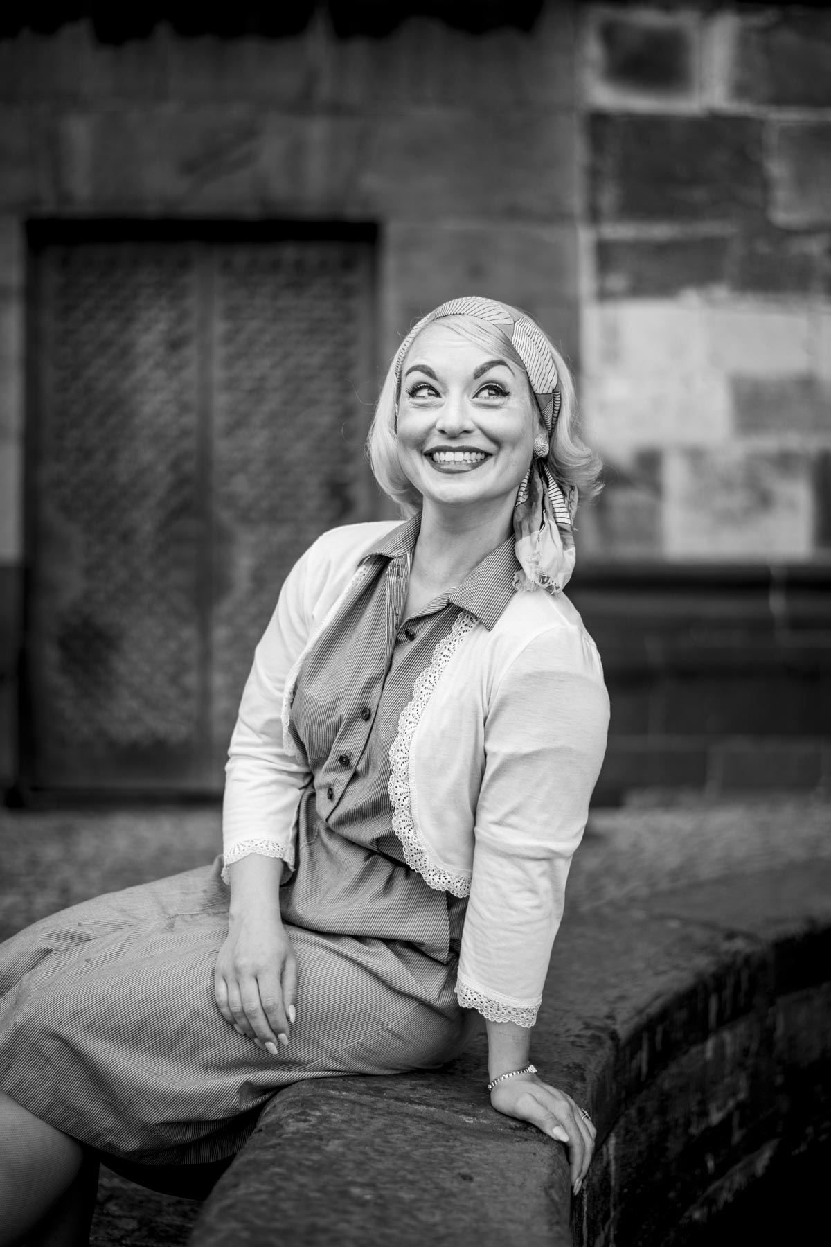 Schwarzweiß Portrait einer lächelnden Frau