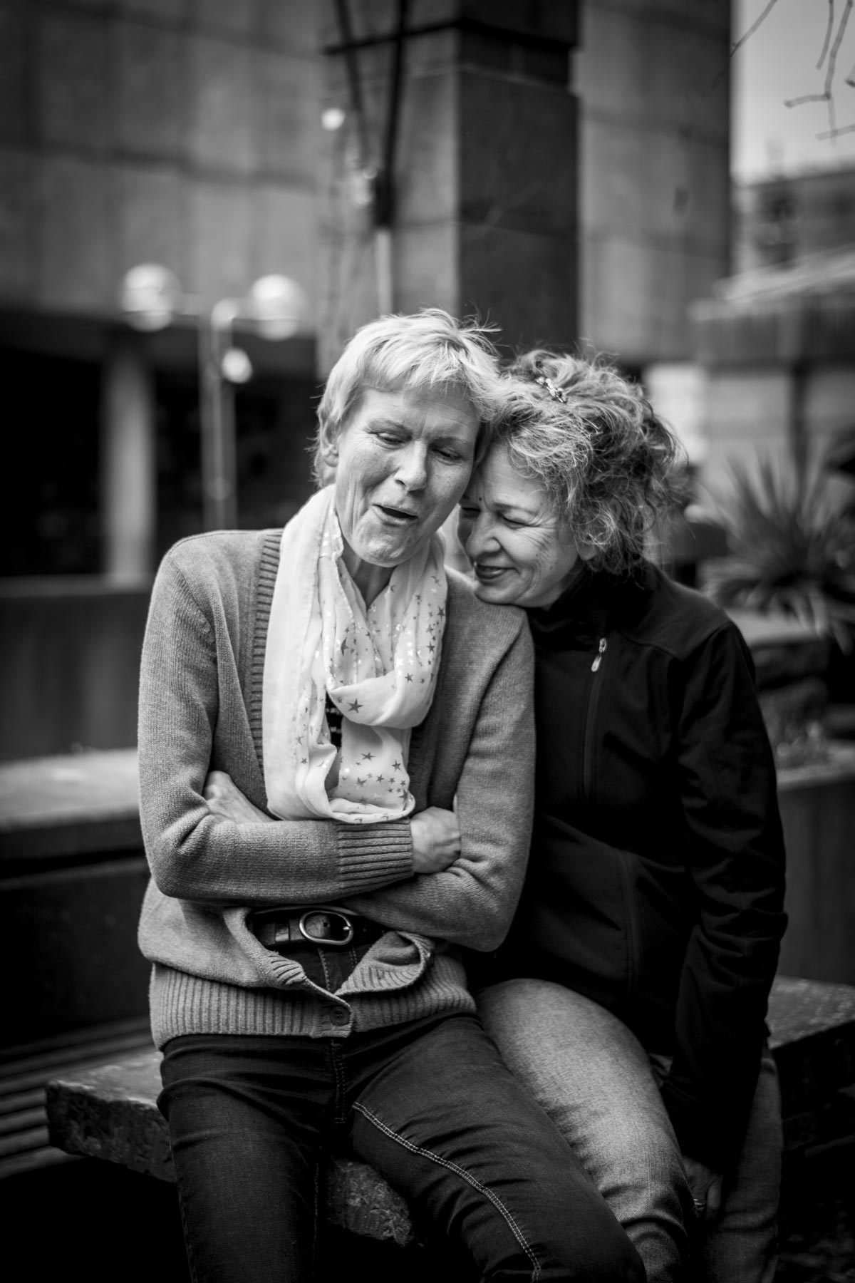 Freundschaftliches Portrait von zwei älteren Frauen