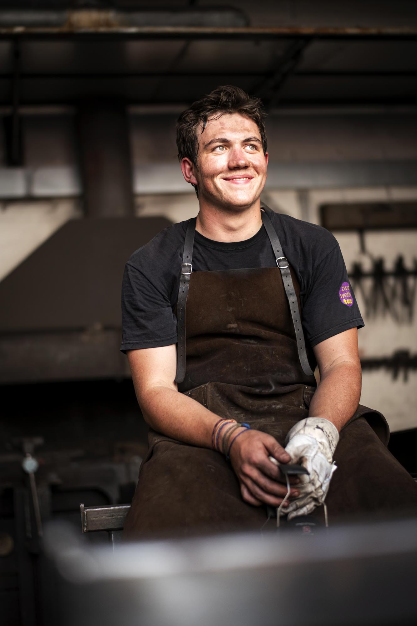 Portrait eines jungen Schmieds in der Werkstatt