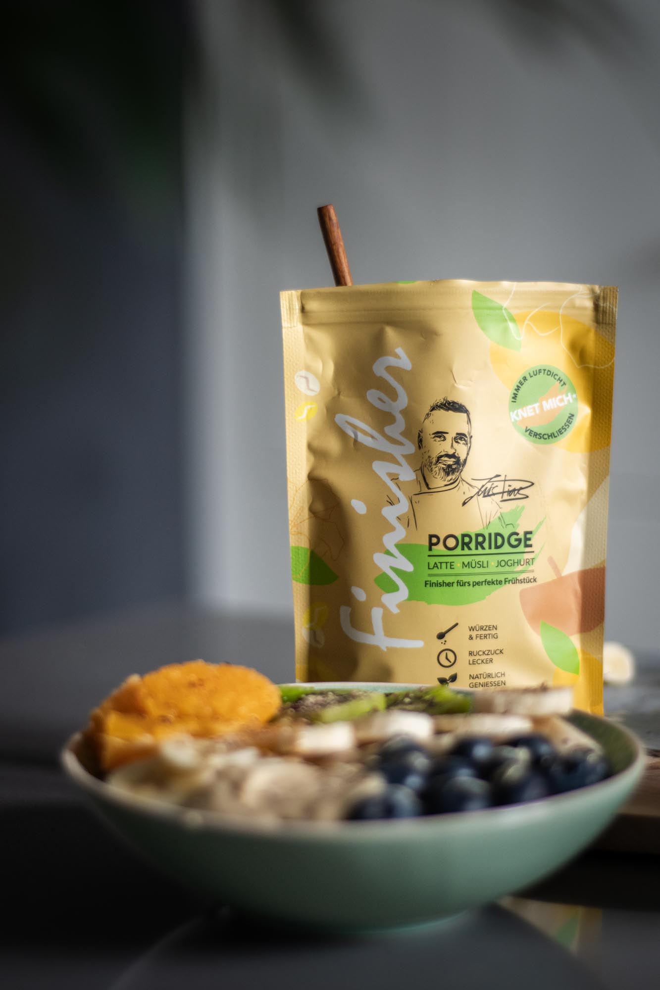 Produktverpackung von Food Finisher Spices hinter Müslischale