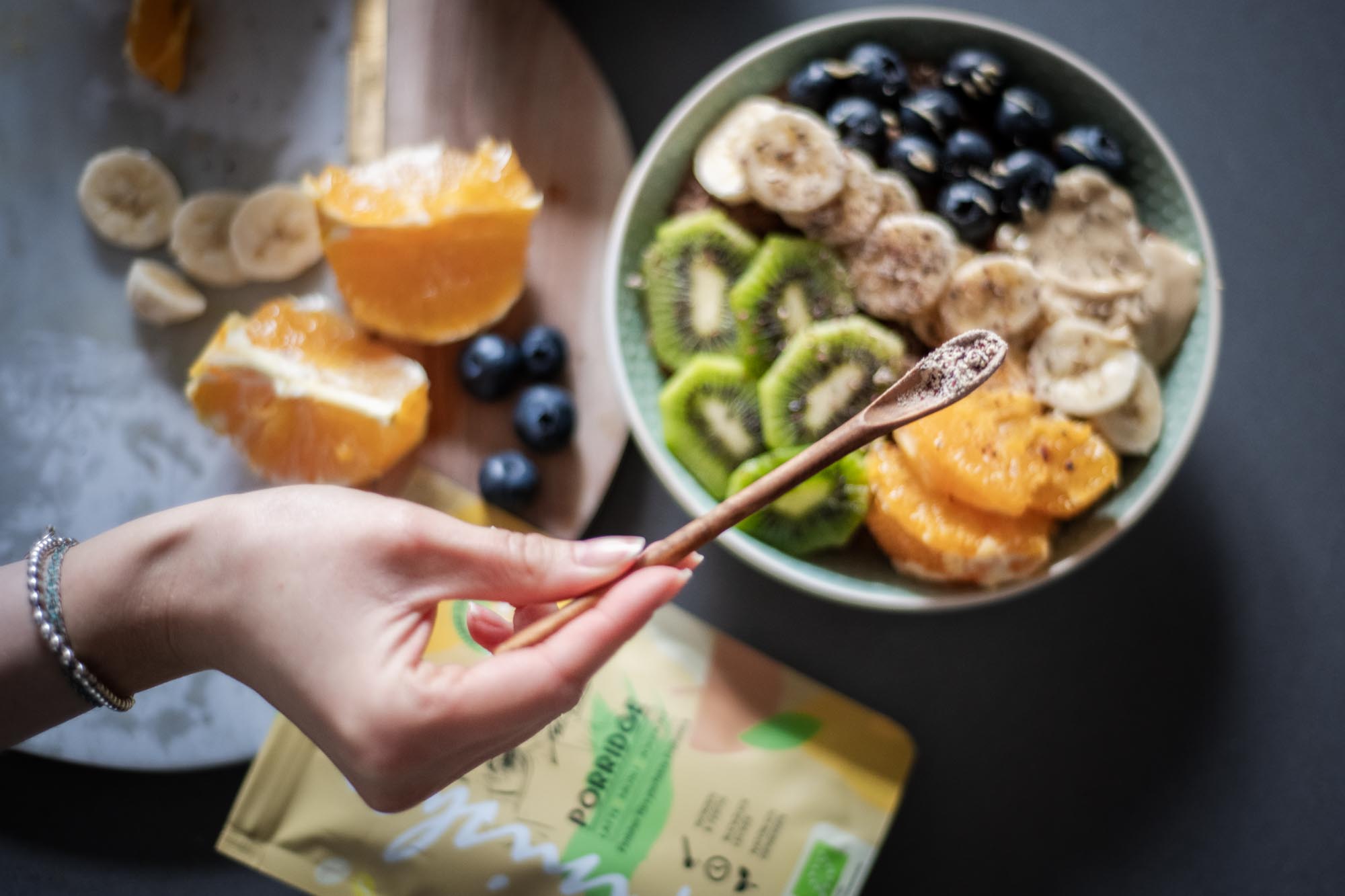 Löffel mit Gewürzen über Bowl mit Obst, Verpackung daneben im Bild