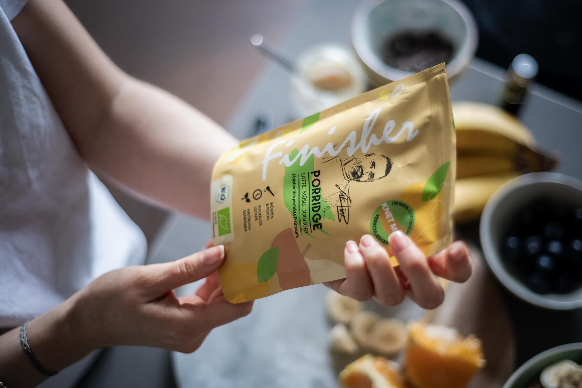 Hände halten Verpackung von Gewürz- oder Toppingmischung