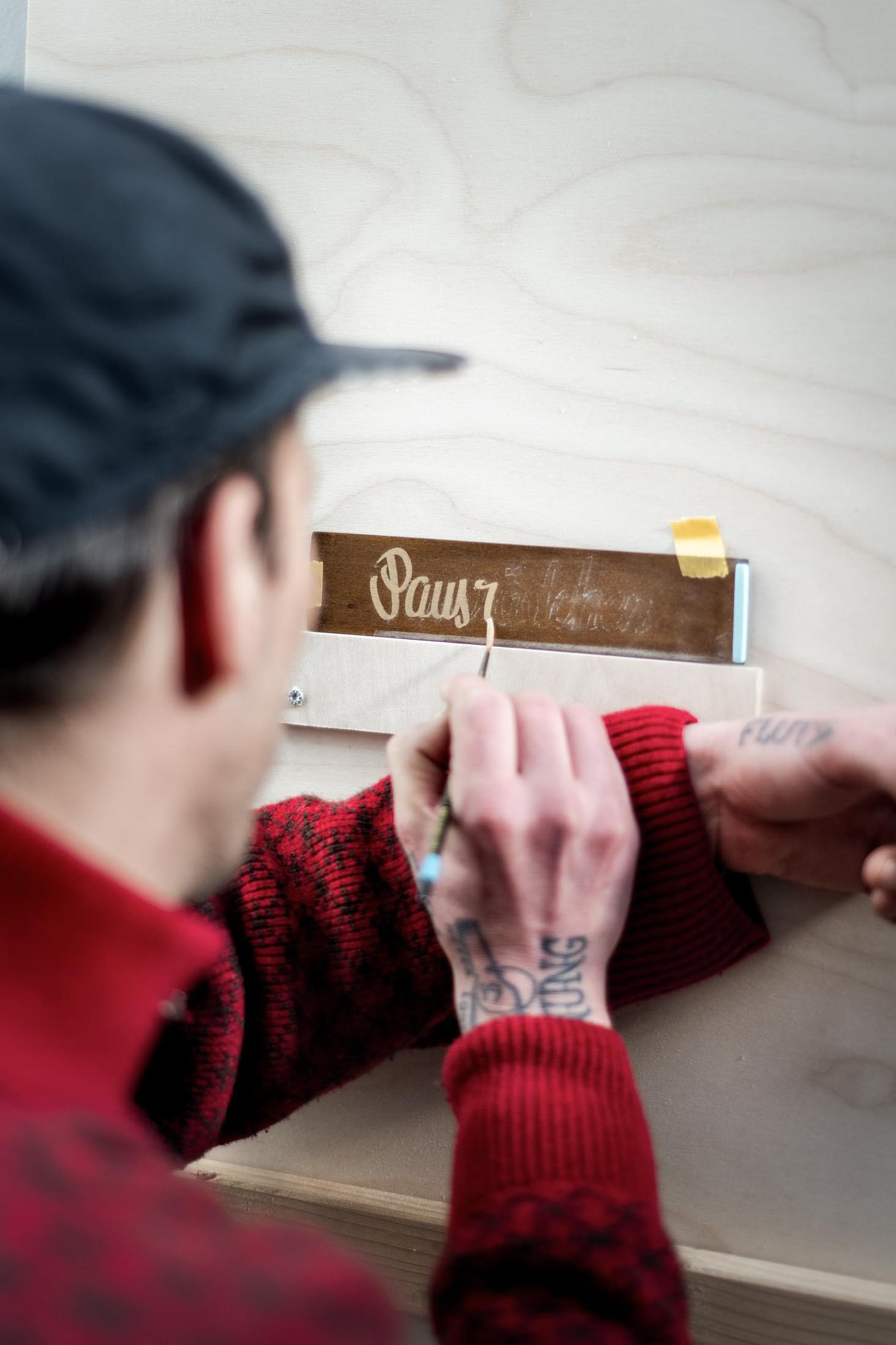 Detailaufnahme von Hand, die akkurat Buchstaben malt