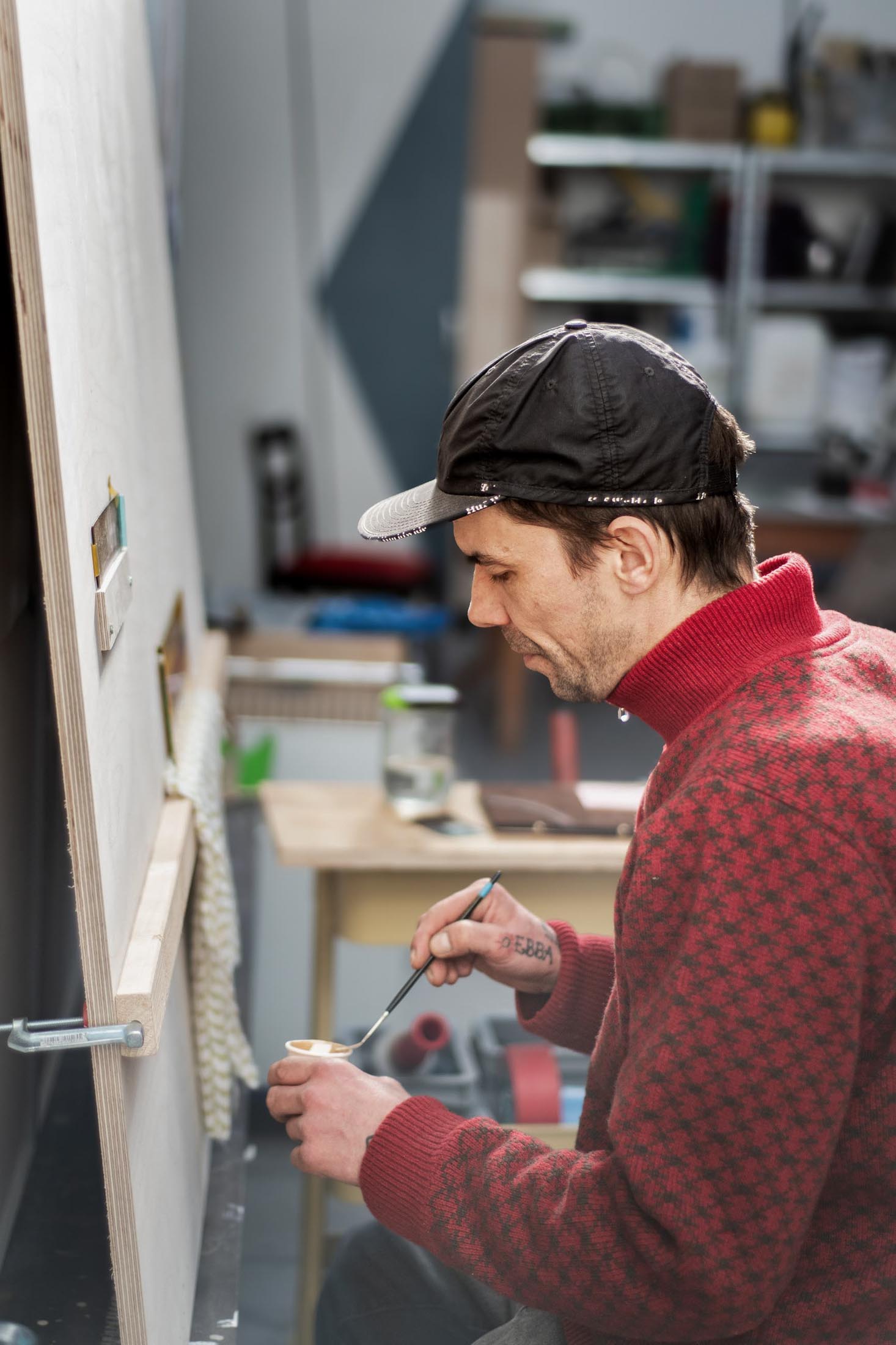 Schriftmaler arbeitet konzentriert mit einem Pinsel