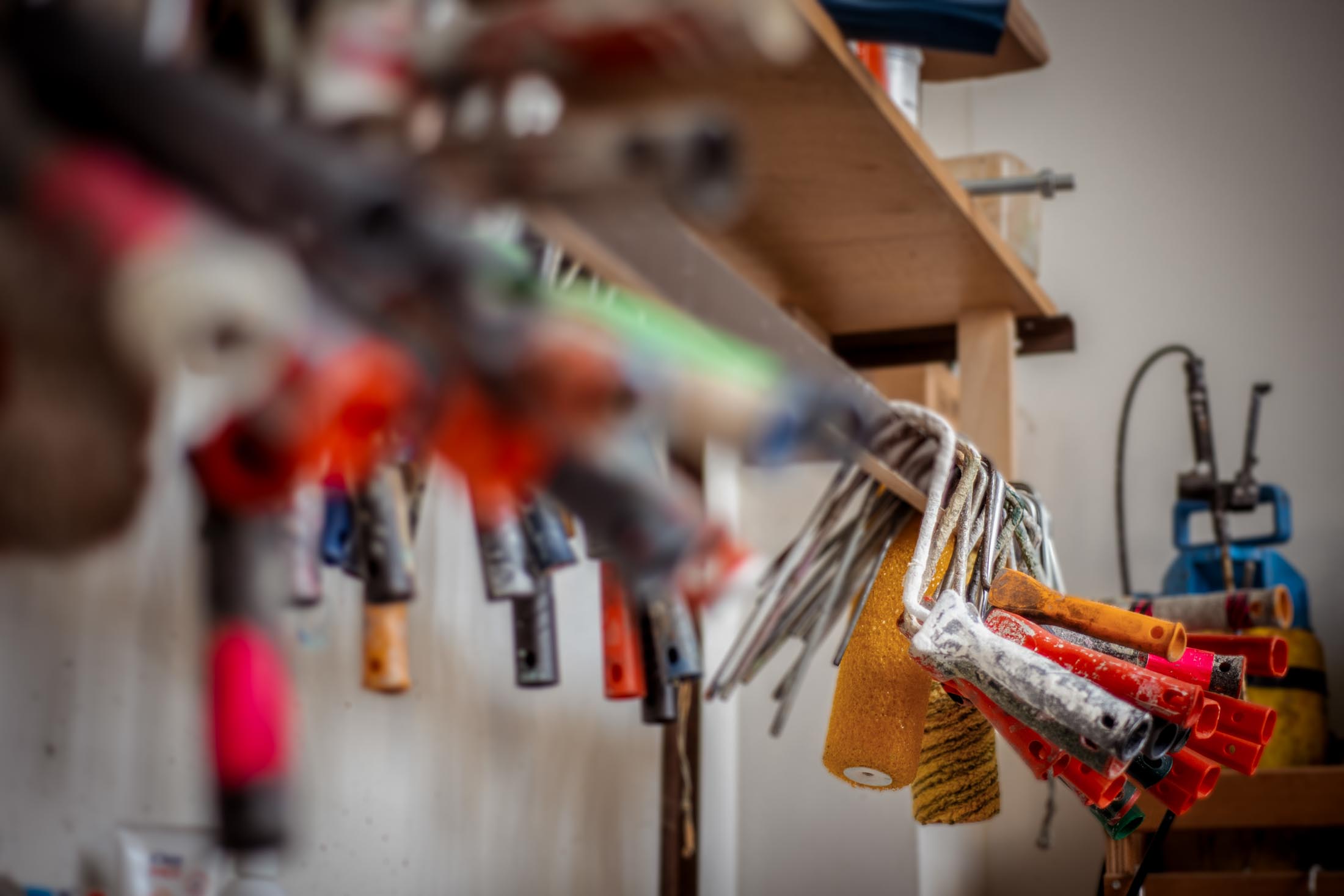 Werkstattdetail mit hängenden Pinseln und Werkzeug