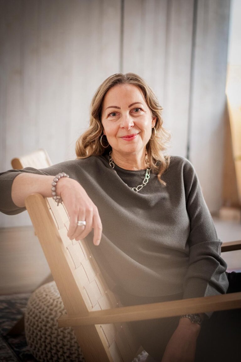 Frau auf Stuhl sitzend, weiches Seitenlicht