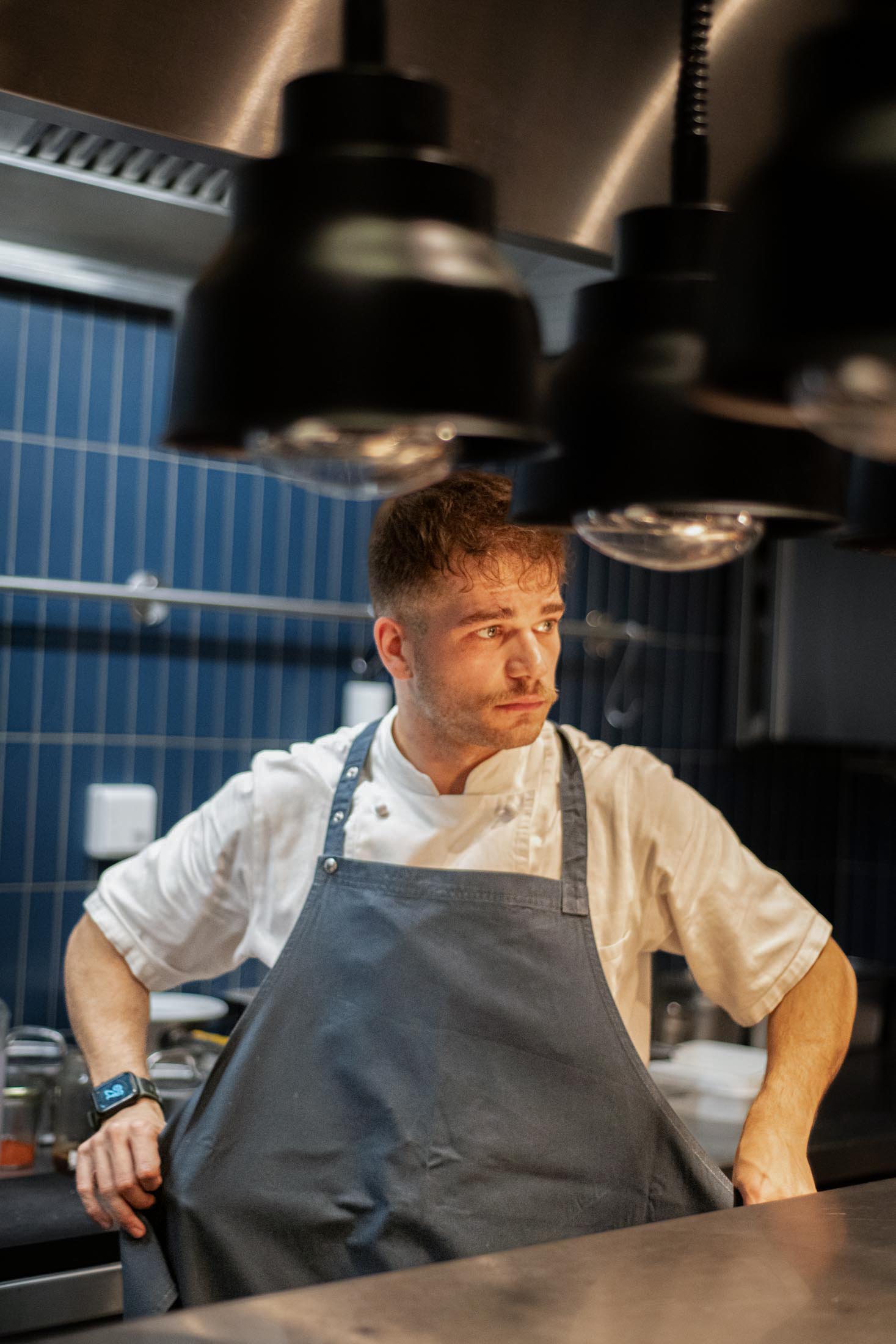 Portrait Koch im Arbeitsbereich der Restaurantküche