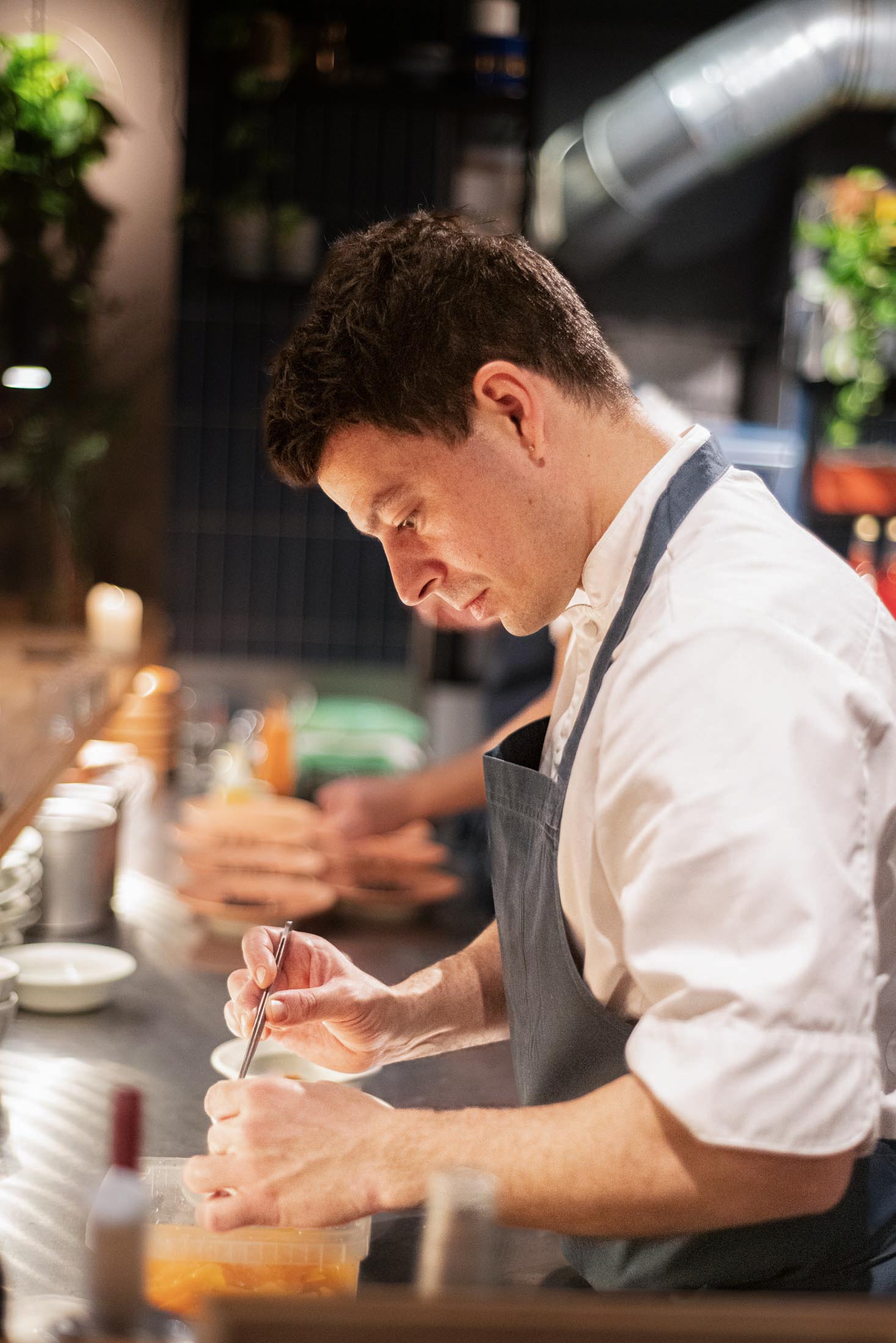 Koch bereitet Gericht in der offenen Restaurantküche vor